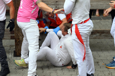 Fotos del séptimo encierro de San Fermín 2026 con toros de Miura en la curva de Telefónica.