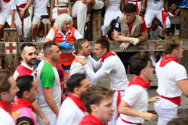 Fotos del séptimo encierro de San Fermín 2026 con toros de Miura en la curva de Telefónica.