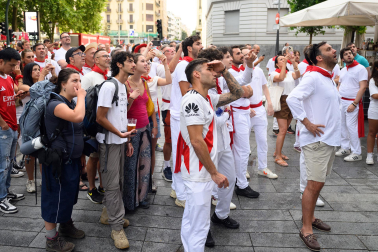 Fotos del séptimo encierro de San Fermín 2026 con toros de Miura en la curva de Telefónica.
