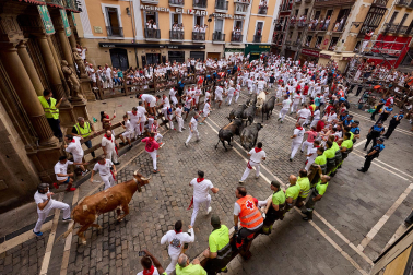 Fotos del séptimo encierro de San Fermín 2026 con toros de Miura en la cuesta de Santo Domingo y plaza del Ayuntamiento.