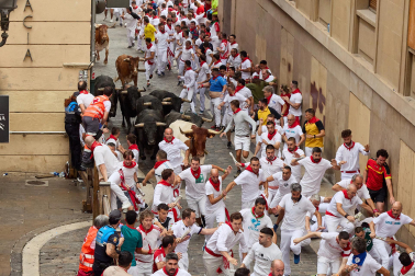 Fotos del séptimo encierro de San Fermín 2026 con toros de Miura en la cuesta de Santo Domingo y plaza del Ayuntamiento.