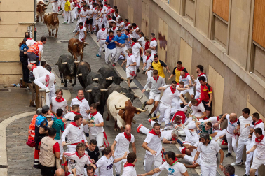 Fotos del séptimo encierro de San Fermín 2026 con toros de Miura en la cuesta de Santo Domingo y plaza del Ayuntamiento.