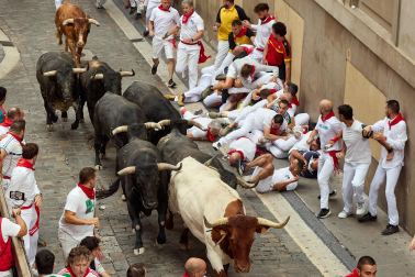 Fotos del séptimo encierro de San Fermín 2026 con toros de Miura en la cuesta de Santo Domingo y plaza del Ayuntamiento.