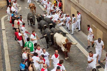 Fotos del séptimo encierro de San Fermín 2026 con toros de Miura en la cuesta de Santo Domingo y plaza del Ayuntamiento.