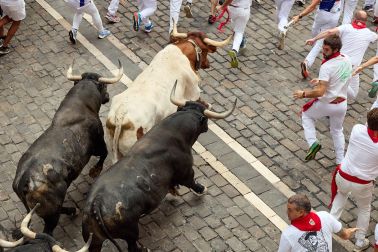 Fotos del séptimo encierro de San Fermín 2026 con toros de Miura en la cuesta de Santo Domingo y plaza del Ayuntamiento.