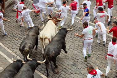Fotos del séptimo encierro de San Fermín 2026 con toros de Miura en la cuesta de Santo Domingo y plaza del Ayuntamiento.