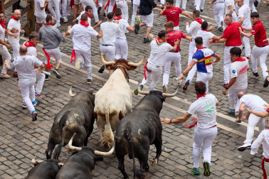 Fotos del séptimo encierro de San Fermín 2026 con toros de Miura en la cuesta de Santo Domingo y plaza del Ayuntamiento.