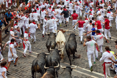 Fotos del séptimo encierro de San Fermín 2026 con toros de Miura en la cuesta de Santo Domingo y plaza del Ayuntamiento.