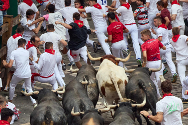 Fotos del séptimo encierro de San Fermín 2026 con toros de Miura en la cuesta de Santo Domingo y plaza del Ayuntamiento.