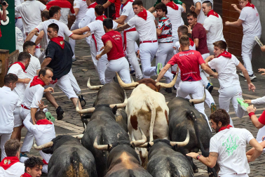 Fotos del séptimo encierro de San Fermín 2026 con toros de Miura en la cuesta de Santo Domingo y plaza del Ayuntamiento.