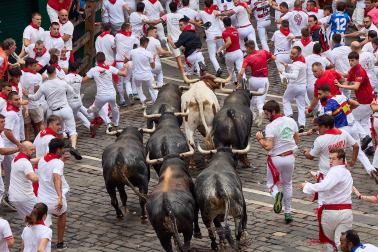 Fotos del séptimo encierro de San Fermín 2026 con toros de Miura en la cuesta de Santo Domingo y plaza del Ayuntamiento.