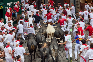 Fotos del séptimo encierro de San Fermín 2026 con toros de Miura en la cuesta de Santo Domingo y plaza del Ayuntamiento.