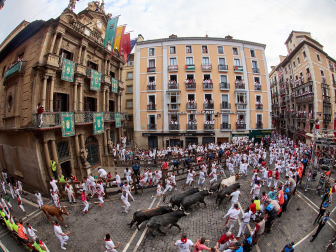 Fotos del séptimo encierro de San Fermín 2026 con toros de Miura en la cuesta de Santo Domingo y plaza del Ayuntamiento.