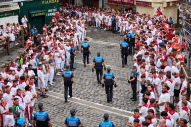 Fotos del séptimo encierro de San Fermín 2026 con toros de Miura en la cuesta de Santo Domingo y plaza del Ayuntamiento.