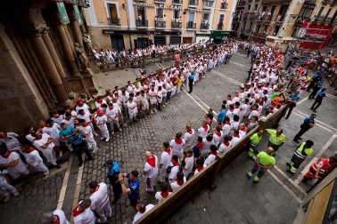 Fotos del séptimo encierro de San Fermín 2026 con toros de Miura en la cuesta de Santo Domingo y plaza del Ayuntamiento.