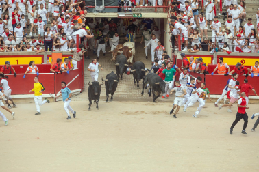 Fotos del séptimo encierro de San Fermín 2026 con toros de Miura en la plaza de toros.