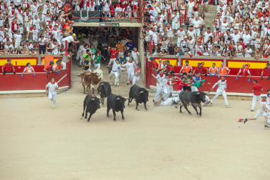 Fotos del séptimo encierro de San Fermín 2026 con toros de Miura en la plaza de toros.