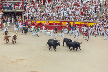 Fotos del séptimo encierro de San Fermín 2026 con toros de Miura en la plaza de toros.