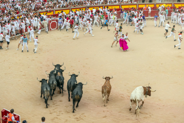 Fotos del séptimo encierro de San Fermín 2026 con toros de Miura en la plaza de toros.