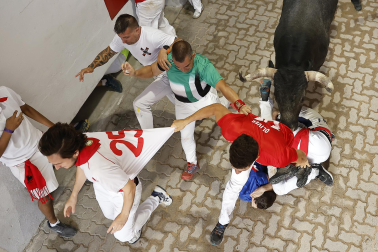 Fotos del séptimo encierro de San Fermín 2026 con toros de Miura.