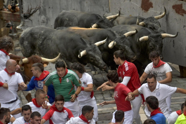 Fotos del séptimo encierro de San Fermín 2026 con toros de Miura.