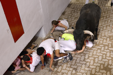 Fotos del séptimo encierro de San Fermín 2026 con toros de Miura.