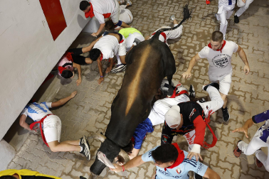 Fotos del séptimo encierro de San Fermín 2026 con toros de Miura.