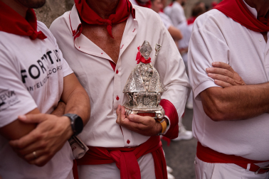 Fotos del séptimo encierro de San Fermín 2026 con toros de Miura en la cuesta de Santo Domingo.