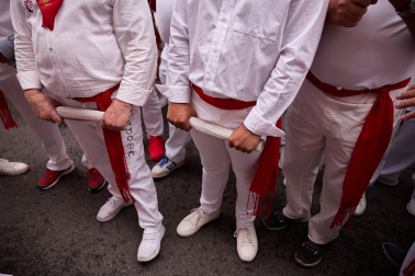 Fotos del séptimo encierro de San Fermín 2026 con toros de Miura en la cuesta de Santo Domingo.