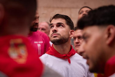 Fotos del séptimo encierro de San Fermín 2026 con toros de Miura en la cuesta de Santo Domingo.