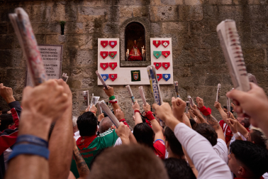 Fotos del séptimo encierro de San Fermín 2026 con toros de Miura en la cuesta de Santo Domingo.
