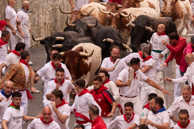 Fotos del séptimo encierro de San Fermín 2026 con toros de Miura en la cuesta de Santo Domingo.