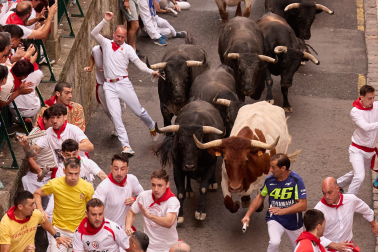 Fotos del séptimo encierro de San Fermín 2026 con toros de Miura en la cuesta de Santo Domingo.