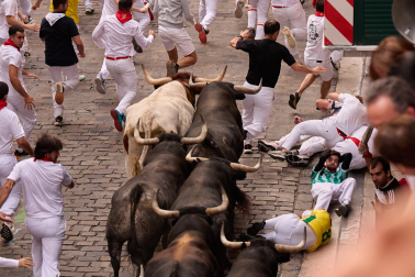 Fotos del séptimo encierro de San Fermín 2026 con toros de Miura en la cuesta de Santo Domingo.
