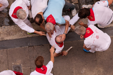 Fotos del séptimo encierro de San Fermín 2026 con toros de Miura en la cuesta de Santo Domingo.