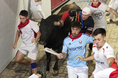 Fotos del séptimo encierro de San Fermín 2026 con toros de Miura en el callejón y plaza de toros.