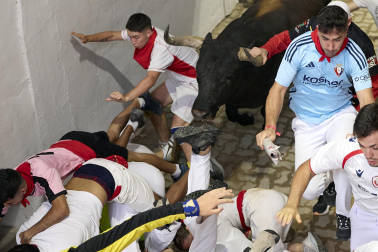 Fotos del séptimo encierro de San Fermín 2026 con toros de Miura en el callejón y plaza de toros.