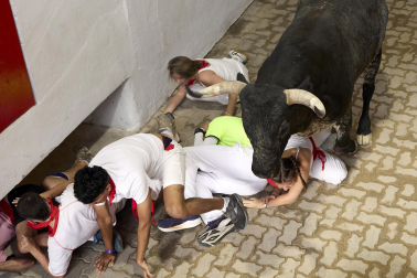 Fotos del séptimo encierro de San Fermín 2026 con toros de Miura en el callejón y plaza de toros.