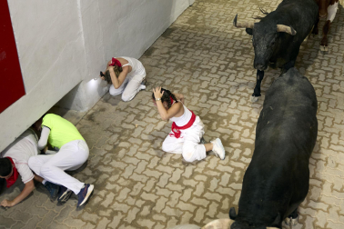 Fotos del séptimo encierro de San Fermín 2026 con toros de Miura en el callejón y plaza de toros.
