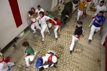 Fotos del séptimo encierro de San Fermín 2026 con toros de Miura en el callejón y plaza de toros.
