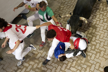 Fotos del séptimo encierro de San Fermín 2026 con toros de Miura en el callejón y plaza de toros.