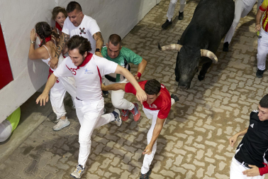 Fotos del séptimo encierro de San Fermín 2026 con toros de Miura en el callejón y plaza de toros.
