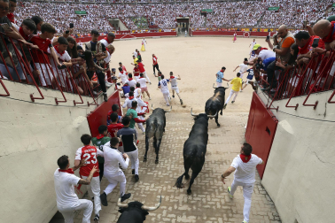 Fotos del séptimo encierro de San Fermín 2026 con toros de Miura en el callejón y plaza de toros.