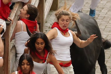 Vídeo del momento de peligro con cuatro chicas en el callejón en el séptimo encierro de San Fermín 2026