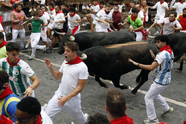 Fotos del séptimo encierro de San Fermín 2026 con toros de Miura en la curva de Telefónica.