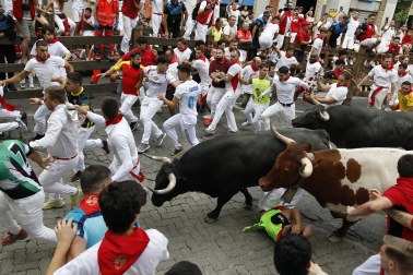 Fotos del séptimo encierro de San Fermín 2026 con toros de Miura en la curva de Telefónica.