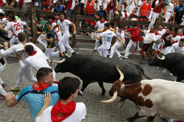 Fotos del séptimo encierro de San Fermín 2026 con toros de Miura en la curva de Telefónica.