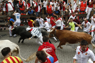 Fotos del séptimo encierro de San Fermín 2026 con toros de Miura en la curva de Telefónica.
