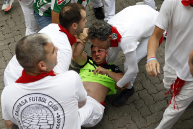Fotos del séptimo encierro de San Fermín 2026 con toros de Miura en la curva de Telefónica.