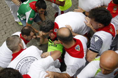 Fotos del séptimo encierro de San Fermín 2026 con toros de Miura en la curva de Telefónica.